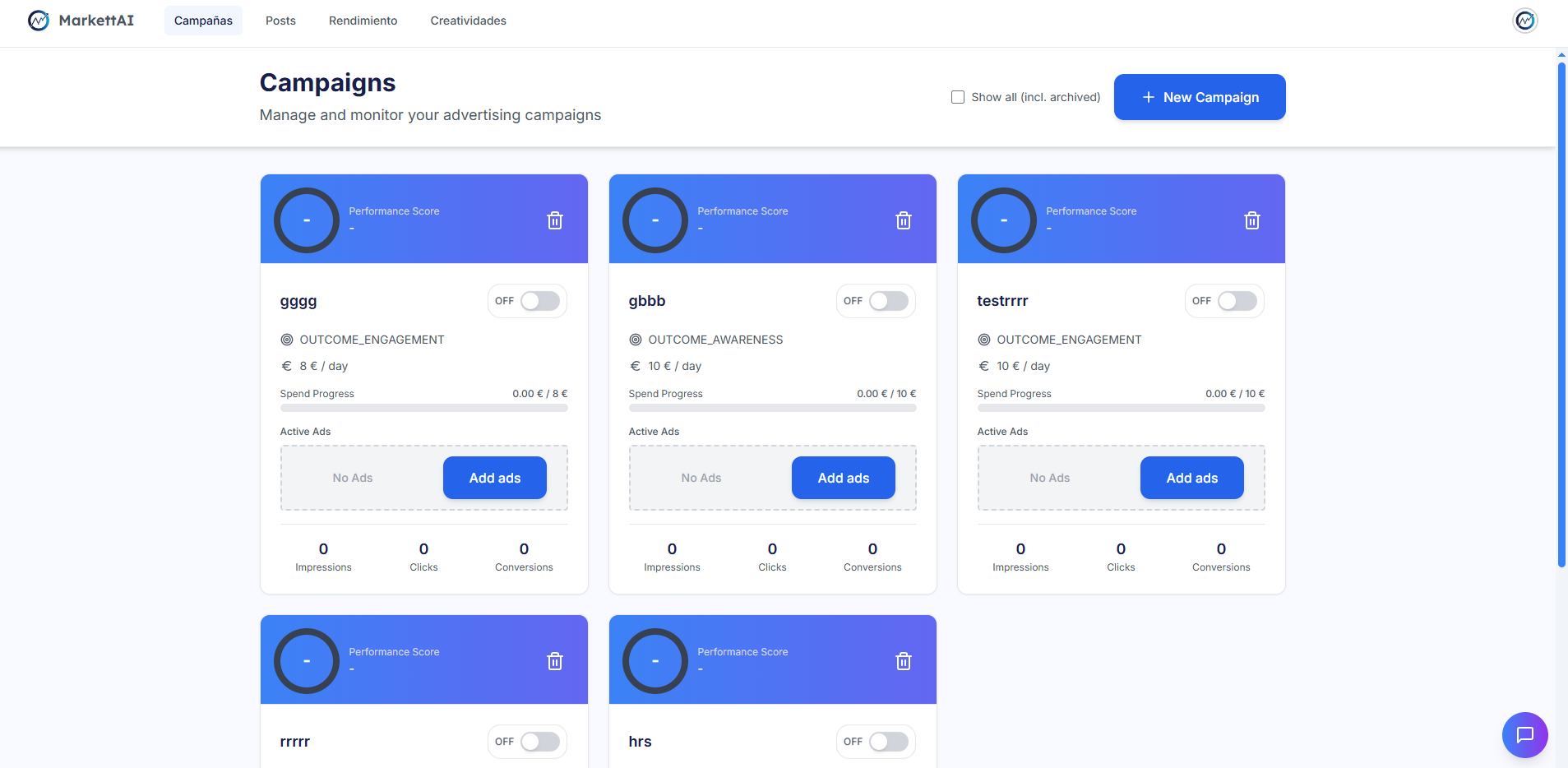 Vista principal del Módulo de Campañas de MarkettAI. Muestra una cuadrícula de tarjetas de campañas con su nombre, objetivo, presupuesto, progreso de gasto y un Performance Score en la parte superior. Incluye un botón para "New Campaign" (Nueva Campaña).
